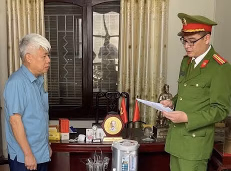 Thi hành Quyết định khởi tố bị can đối với ông Hoàng Văn Phúc