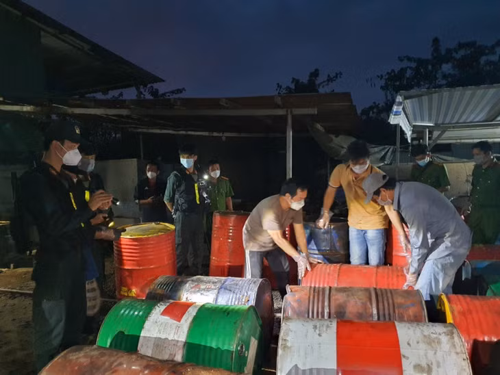 Dầu nhớt thải thu mua từ khắp nơi, đóng trong thùng phuy 200l được tập kết về lò nấu.