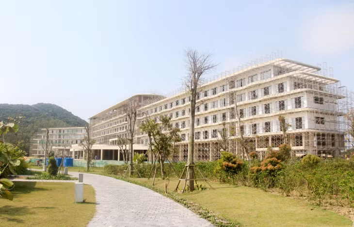 Các dự án đầu tư ngoài ngân sách trên địa bàn tỉnh đang được các chủ đầu tư tích cực triển khai. Trong ảnh: Dự án Khu du lịch sinh thái cao cấp Vân Hải đang được gấp rút hoàn thành. Ảnh: Mạnh Trường