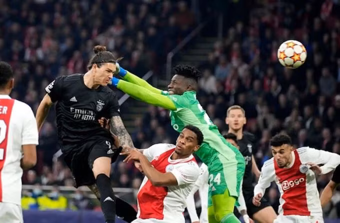 Nunez thắng thủ thành Onana ở pha không chiến cận thành, ghi bàn duy nhất cho Benfica. Ảnh: AP