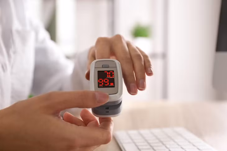 Chỉ số SpO2 dưới mức 94% được xem là nguy hiểm và cần chuyển viện theo dõi. Ảnh: iStock.