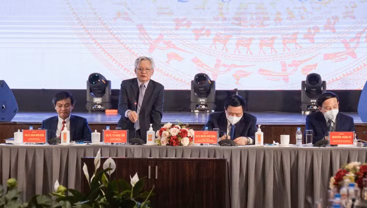 Các đại biểu chủ trì hội thảo.