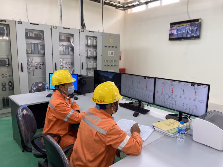 Cán bộ kỹ thuật Điện lực Vân Đồn kiểm soát thiết bị thông qua màn hình điều khiển xa tại Trạm biến áp 110kV Vân Đồn 2.