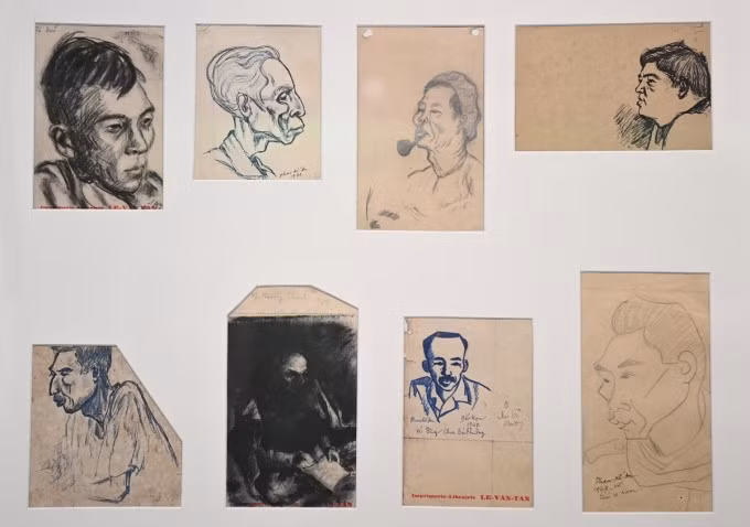Tập tranh "Ký họa vui". Từ trái qua, hàng trên: Tố Hữu (1947), Thế Lữ (1970), Trần Văn Giàu (1948), khuyết danh. Hàng dưới: Trần Văn Cẩn, Trường Chinh (1947), Chu Bá Phượng (Bắc Kạn 1947), Trúc Vi Nam (1947). Tranh cho thấy góc nhìn gần gũi về đời tư và những mối quan hệ bạn bè của Phan Kế An. Ghi chú tại triển lãm viết: "Đôi khi đó là bức vẽ trên một tờ giấy đánh máy, công văn hay giấy bồi tự làm. Hình ảnh các văn nghệ sĩ, đồng đội, đồng chí được thể hiện một cách chân thực, dí dỏm như cách họa sĩ đặt tên cho tập tranh".