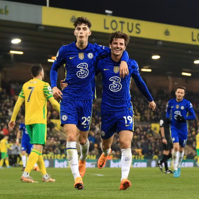Mount chia vui với Havertz sau khi tiền đạo số 29 ấn định thắng lợi 3-1 cho Chelsea. Ảnh: Twitter / Chelsea FC