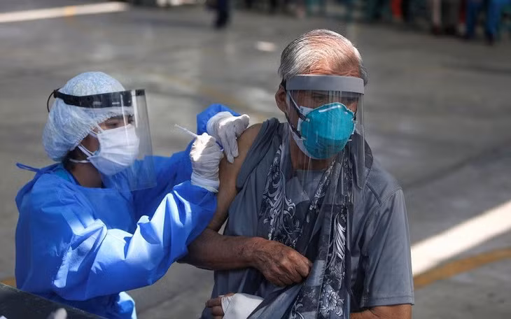 Tiêm vaccine phòng Covid-19 cho người cao tuổi ở Lima, Peru, ngày 23/3/2021. (Ảnh: REUTERS)