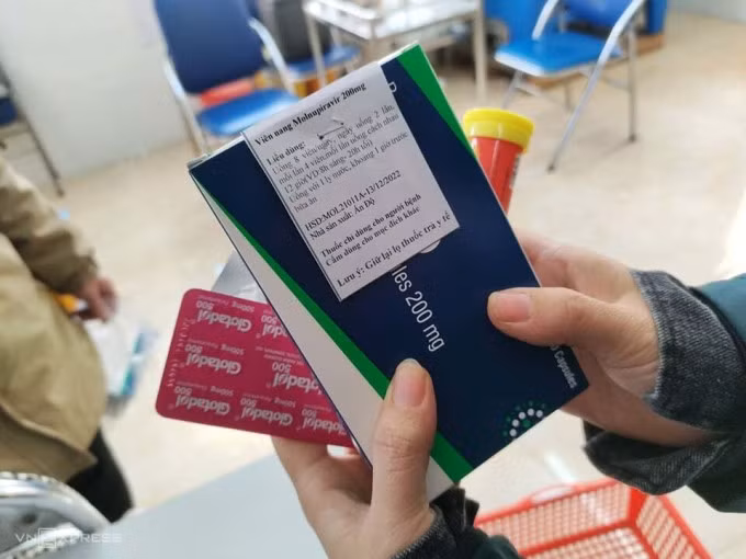 Thuốc molnupiravir phát cho F0 tại nhà ở phường Định Công, Hoàng Mai, Hà Nội, ngày 23/2. Ảnh: Văn Phong