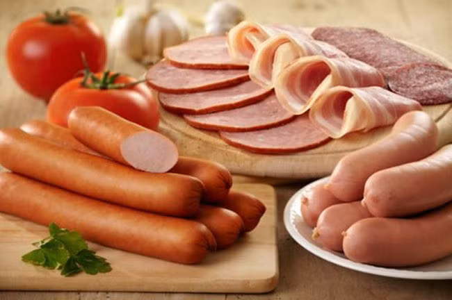 Theo nghiên cứu, cứ tăng 50g tiêu thụ thịt chế biến sẵn hàng ngày làm tăng nguy cơ gây ung thư lên 18%.