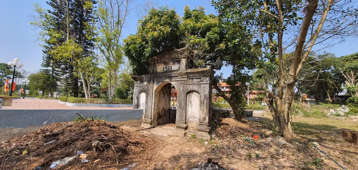 Cổng vào chùa -