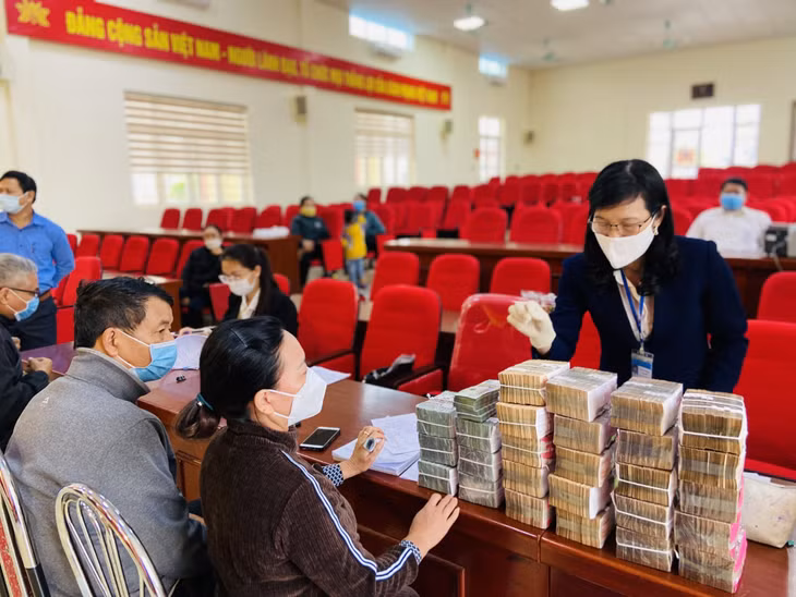 Những hộ dân cuối cùng của xã Bình Dương, TX Đông Triều nhận tiền đền bù GPMB của dự án đường ven sông.