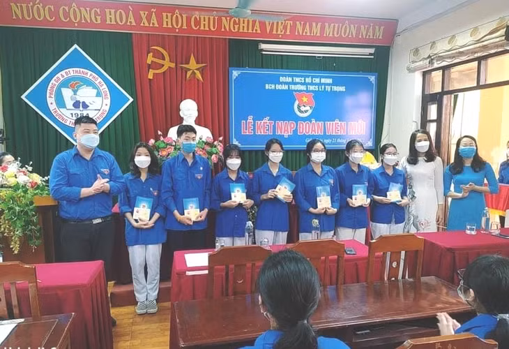 Đoàn thanh niên phường Giếng Đáy chỉ đạo Chi đoàn trường THCS Lý Tự Trọng tổ chức Lễ kết nạp Đoàn viên cho 28 thanh niên ưu tú.