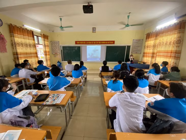 Giáo viên Trường TH-THCS-THPT Nguyễn Bỉnh Khiêm (TP Hạ Long) tích cực ôn luyện kiến thức cho học sinh khối 9, để chuẩn bị cho Kỳ thi tuyển sinh vào lớp 10.