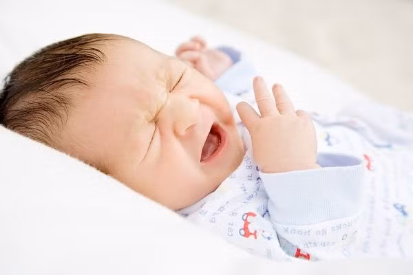 Trẻ sơ sinh với sức đề kháng còn non yếu, nếu không được chăm sóc tốt sẽ dễ mắc bệnh viêm mũi họng.