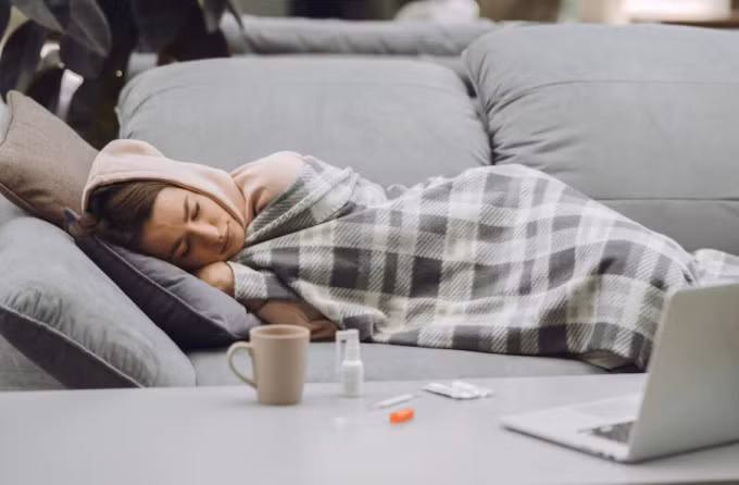 Việc ngủ nghỉ sẽ giúp người bệnh đỡ mệt và tiết kiệm lượng oxy tiêu hao. Ảnh: Freepik