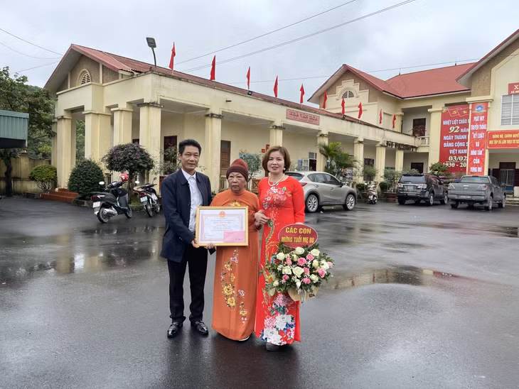 Cụ Hoàng Thị Vui (thôn Đoàn Kết, xã Dương Huy, TP Cẩm Phả) phấn khởi được mừng thọ tuổi 80.