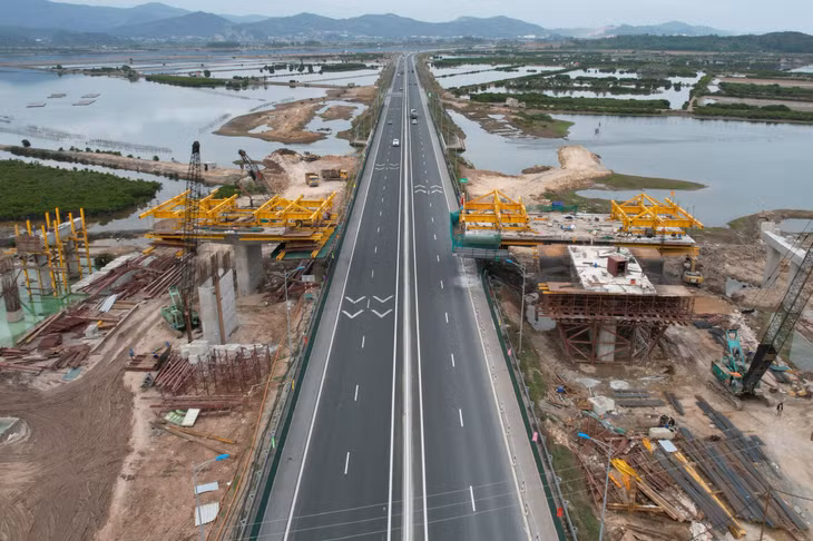 Đến nay, hạng mục cầu vượt cao tốc Hạ Long - Hải Phòng dài 1,5km đang được nhà thầu tập trung đẩy nhanh tiến độ thi công các trụ, bệ mố và đúc dầm.