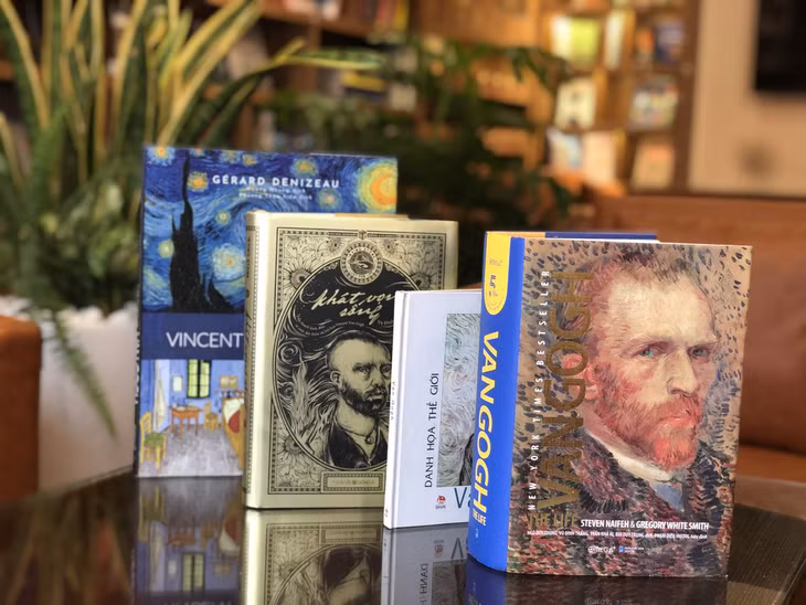 Những cuốn sách về cuộc đời, sự nghiệp Van Gogh. Ảnh: Y Nguyên.