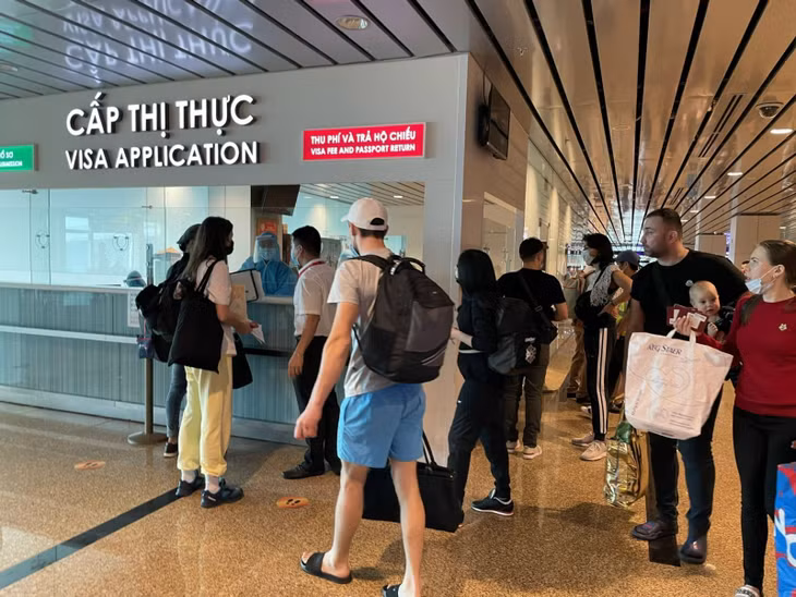 Khách làm thủ tục nhập cảnh tại Cam Ranh (Khánh Hòa).