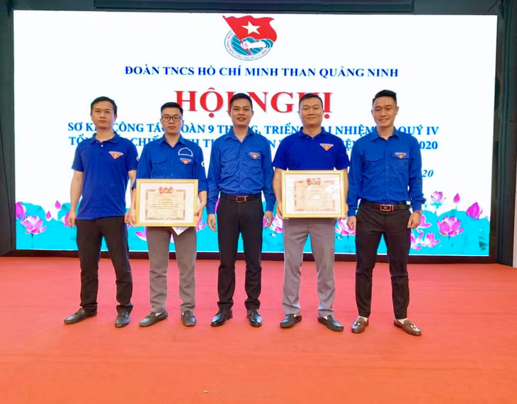 Anh Phạm Văn Luân (thứ 2, phải sang) nhận Bằng khen của Đoàn Than Quảng Ninh vì có những sáng kiến, giải pháp hữu ích.