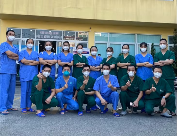 Bác sĩ Nguyễn Hữu Nghĩa (hàng trên, ngoài cùng bên phải) cùng đoàn y bác sĩ Quảng Ninh tham gia chống dịch tại tỉnh Bình Dương.