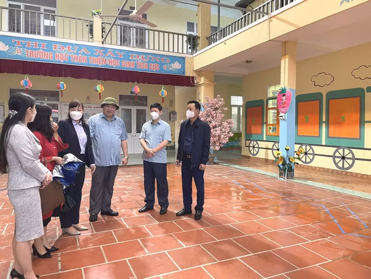 Đoàn khảo sát của Thường trực HĐND tỉnh do đồng chí Lê Văn Ánh, Phó Chủ tịch HĐND tỉnh, làm Trưởng đoàn, khảo sát tại Trường Mầm non Nam Sơn.