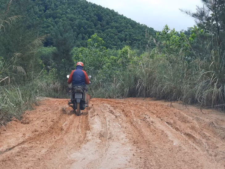 Một đoạn đường lầy lội bùn đất trên tuyến đường qua thôn Khe Sím đến trung tâm xã Dương Huy, khiến người dân đi lại vô cùng khó khăn.