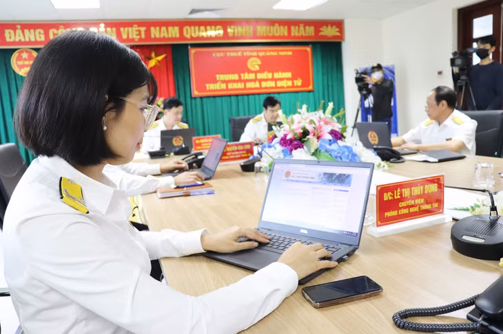 Cán bộ Cục Thuế tỉnh tiếp nhận và xử lý các vướng mắc của các doanh nghiệp, hộ, cá nhân kinh doanh trong quá trình triển khai HĐĐT.
