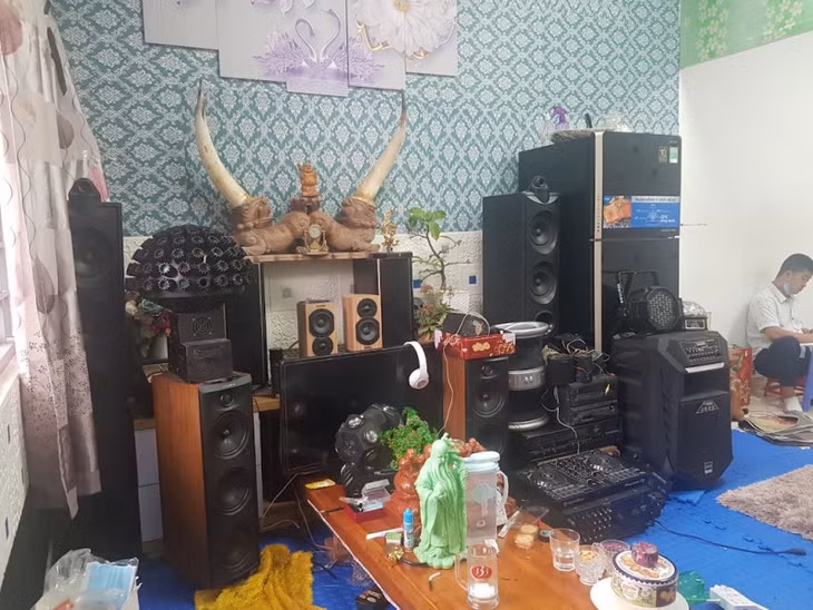 Bộ loa, đài Nguyễn Xuân Quý sử dụng để bay, lắc trong bệnh viện.