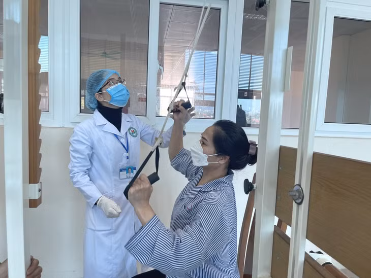 Bác sĩ Khoa Y học cổ truyền (Bệnh viện Đa khoa Hạ Long) hướng dẫn bệnh nhân luyện tập tại phòng tập đa năng.