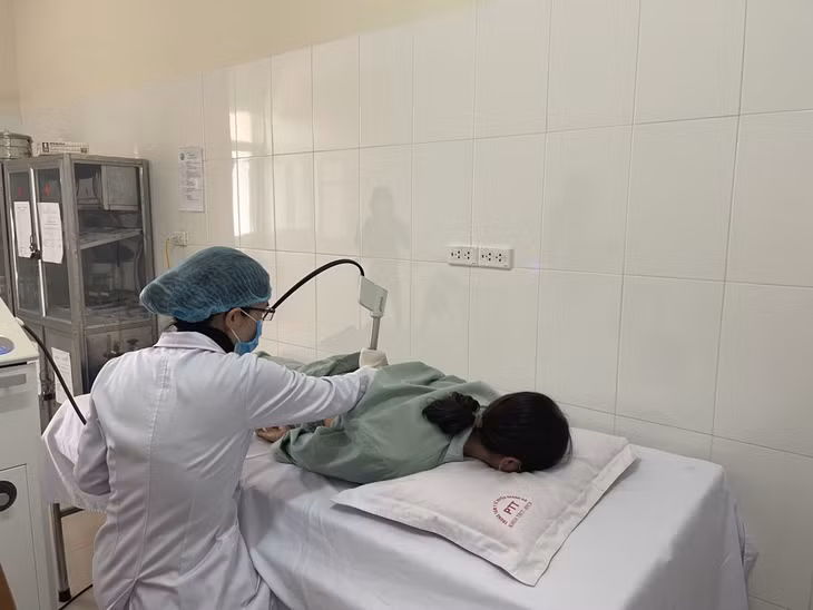 Khoa Y học cổ truyền (Bệnh viện Đa khoa Hạ Long) ứng dụng máy móc hiện đại vào điều trị cho người bệnh.