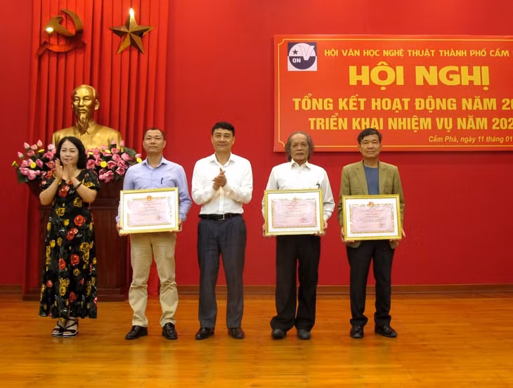 Nhà văn Tùng Lâm nhận 