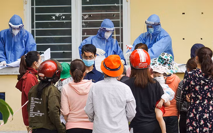 Công nhân làm việc tại Khu công nghiệp Hòa Khánh, thành phố Ðà Nẵng, làm thủ tục xin giấy xác nhận F0 để hưởng bảo hiểm xã hội. (Ảnh HUY ÐẠT)