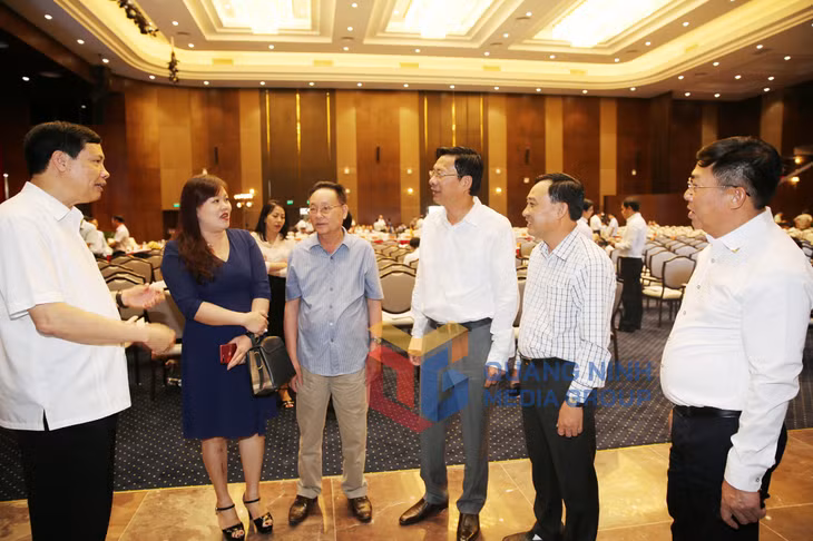Các đồng chí lãnh đạo tỉnh trò chuyện với các doanh nghiệp bên lề Hội nghị (7-2018). Ảnh: Đỗ Phương