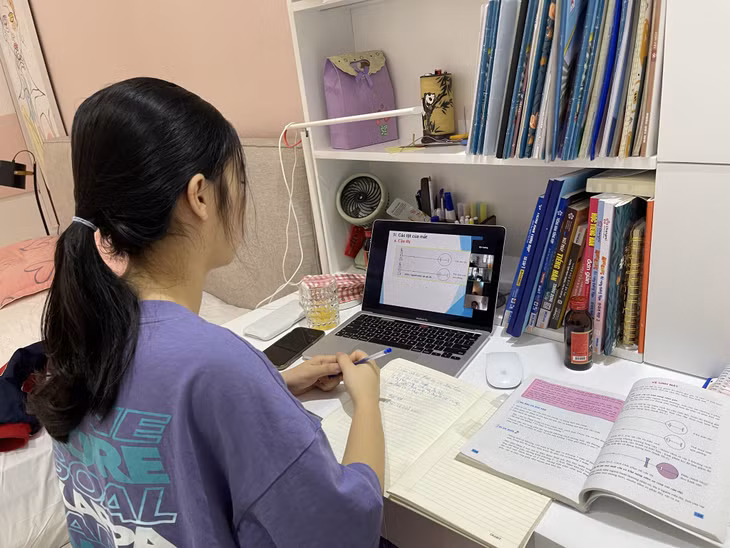 Học sinh trên địa bàn tỉnh học trực tuyến để đảm bảo công tác phòng, chống dịch.