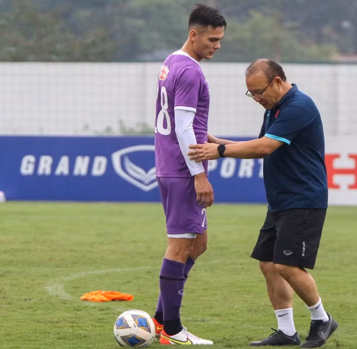 HLV Park Hang Seo hướng dẫn tư thế phòng ngự cho Adriano Schmidt.
