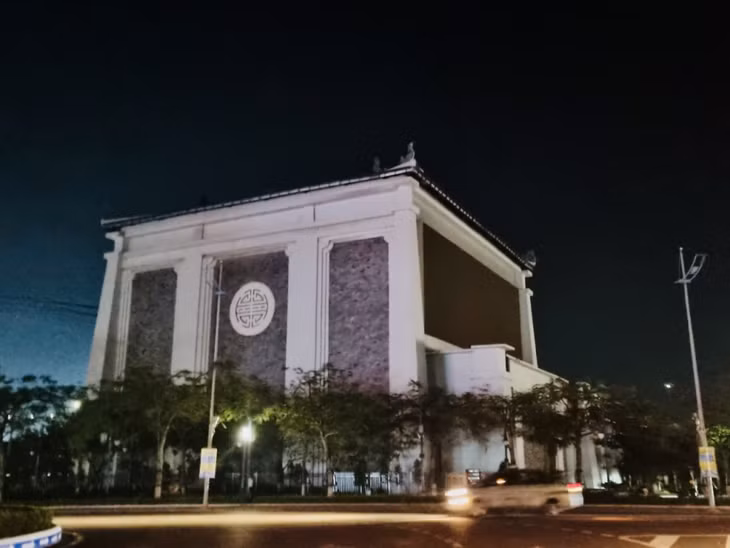 Hưởng ứng Giờ Trái đất, các cơ sở kinh doanh trên địa bàn tỉnh đã thực hiện tắt các thiết bị điện không cần thiết, điện quảng cáo trong vòng 1 giờ đồng hồ, từ 20h30' đến 21h30'.