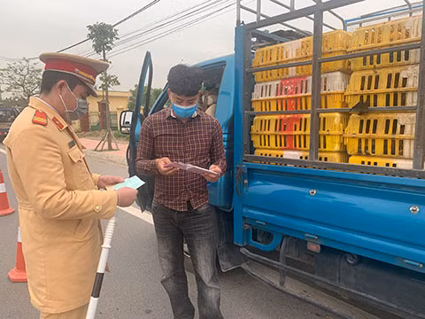 Đội CSGT số 2 (Phòng CSGT đường bộ, đường sắt, Công an tỉnh) kiểm tra phương tiện lưu thông trên QL18.