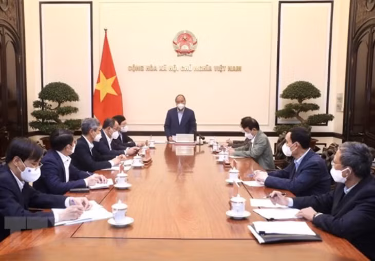 Chủ tịch nước Nguyễn Xuân Phúc chủ trì họp về công tác đưa công dân Việt Nam từ Ukraine về nước. (Ảnh: TTXVN)