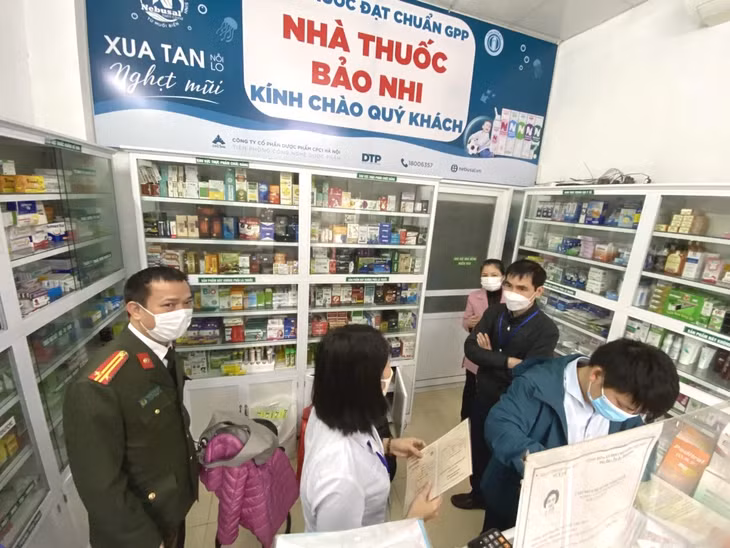 Đoàn kiểm tra Sở Y tế Quảng Ninh và các ngành liên quan kiểm tra việc mua bán thuốc điều trị Covid-19 tại các nhà thuốc trên địa bàn TP Hạ Long. Ảnh CDC Quảng Ninh cung cấp
