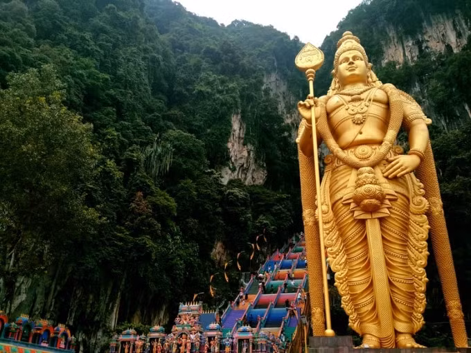 Động Batu tại Kuala Lumpur, Malaysia là địa điểm sử thi không thể bỏ qua với mọi du khách. Tượng thần Murugan đồ sộ gây ấn tượng với du khách ngay từ lối vào. Du khách cần leo lên 272 bậc thang nhiều màu để vào trong hang động. Một trong những thách thức với du khách là phiền phức từ lũ khỉ. Ảnh: Unsplash
