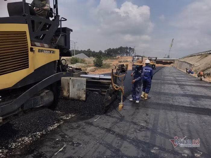 Gói thầu do Công ty CP Tập đoàn Cienco4 thi công trên tuyến cao tốc Cam Lộ - La Sơn qua tỉnh TT-Huế.