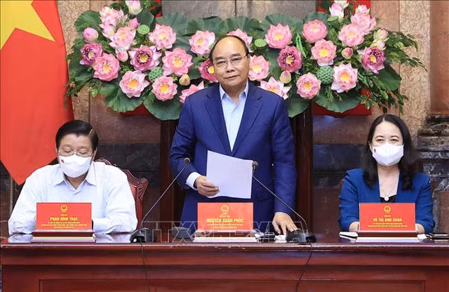 Chủ tịch nhấn mạnh, trong thời gian tới các chuyên gia, Tổ Biên tập cần tiếp tục bám sát những nguyên tắc, định hướng của việc xây dựng và hoàn thiện Nhà nước pháp quyền xã hội chủ nghĩa Việt Nam, đẩy nhanh hơn nữa tiến độ đồng thời đảm bảo tốt chất lượng công việc - Ảnh: TTXVN