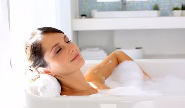Người mắc COVID-19 nên kiêng tắm nước lạnh và ngâm mình trong bồn tắm trong thời gian bị bệnh