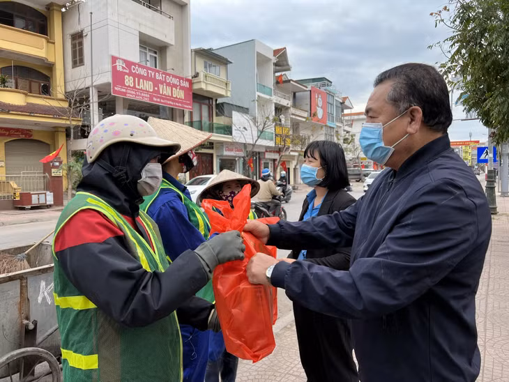 Lao động nữ Công ty TNHH Môi trường đô thị Vân Đồn được LĐLĐ huyện, Công đoàn Công ty thăm tặng quà Tết 2022 tại vị trí làm việc.