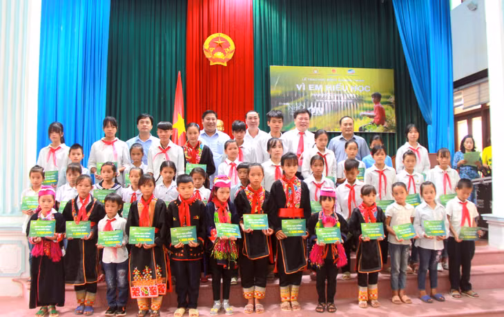 Các đồng chí lãnh đạo huyện Ba Chẽ và Viettel Quảng Ninh trao học bổng “Vì em hiếu học” năm 2020.