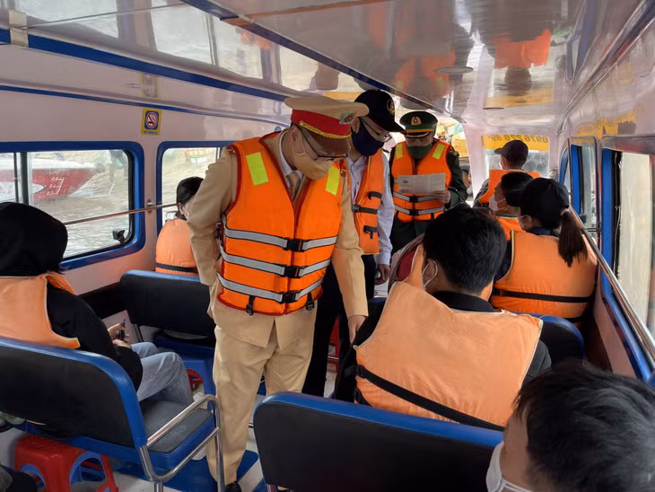 Lực lượng chức năng kiểm tra việc chấp hành quy định về số người, quy định việc mặc áo phao đối với hành khách.