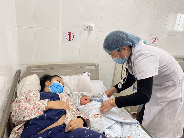 Bác sĩ chăm sóc cho phụ nữ và trẻ sơ sinh tại Bệnh viện Đa khoa Hạ Long.