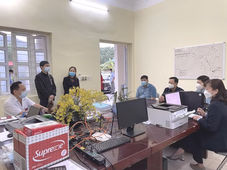 Đoàn khảo sát nắm tình hình hoạt động của Trạm Y tế xã Nam Sơn.