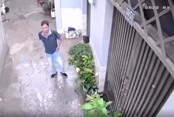 Đối tượng tiếp cận nhà bà T. tạt xăng lên cửa.
