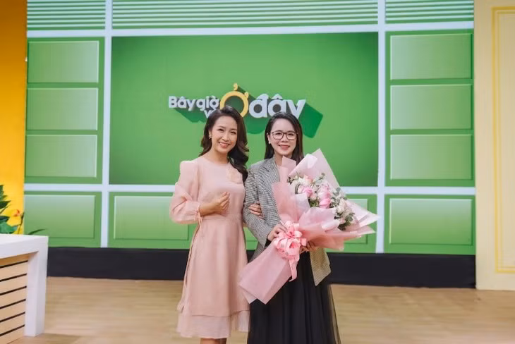 Ms Hoa (bên phải) kết hợp cùng VTV2 triển khai dự án giáo dục cộng đồng “Bây giờ và Ở đây”.
